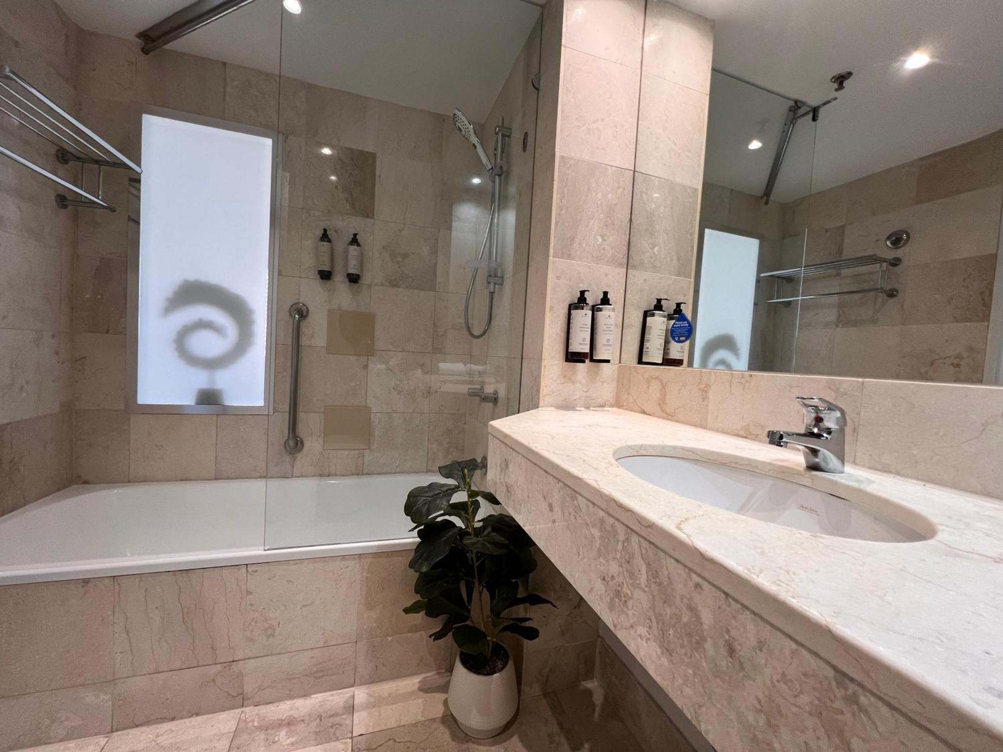 Apartment Level Ocean View Oasis With 3 Beds *